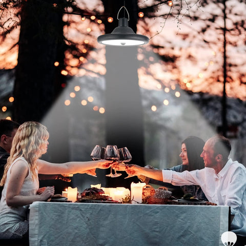 Lampa słoneczna do użytku na zewnątrz, podwójna głowica solarna lampa wisząca z czujnikiem ruchu i pilotem, wodoodporny kabel IP65 o długości 5 m do ogrodu, patio, balkonu, garażu, stodoły